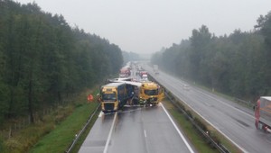 Diaľnica D2 bola zablokovaná, zrazili sa tam tri kamióny