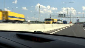 Muž sa po bratislavskej diaľnici prevážal na kolobežke. Polícia po ňom už pátra