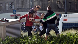 Na stanici Keleti útočili ultras, migranti idú pešo do Rakúska