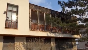 Polícia zadržala ženu zo spievajúceho domu. Operná ária hrá už 16 rokov