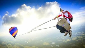 VIDEO: Šialená hojdačka medzi balónmi