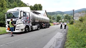 Vážna nehoda pri Kremnici. Mladá žena vletela po páde z motorky rovno pod kolesá kamiónu