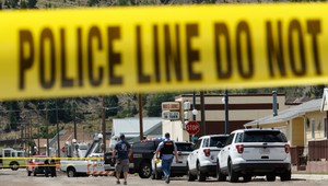 Streľba v bare si vyžiadala 4 obete. Po útočníkovi pátra polícia