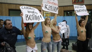 Volebné miestnosti na Ukrajine otvorili o niekoľko minút skôr