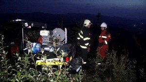 Pri lesnom požiari hasiči museli ísť k ohňu po vlastných.  Terén bol nedostupný