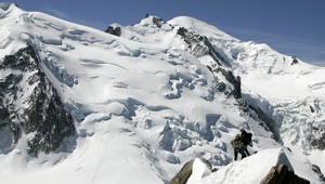 Vo francúzskych Alpách prišlo o život sedem ľudí, medzi nimi traja Česi