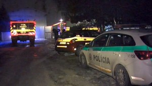 Starostovi Čierneho pola podpálili auto, hasiči museli preliezať bránu