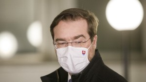 Krajčí povolil použitie Sputnik V. Pri podaní vakcíny preberá plnú zodpovednosť lekár