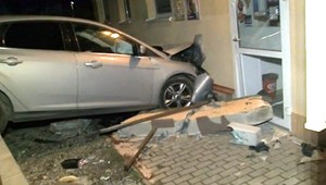 Vodič (28) s autom skončil v potravinách, nič si nepamätá