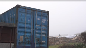 Na obecnom úrade v Smižanoch zasahovali tri policajné hliadky. Vyhrotenú situáciu vyvolal lodný kontajner