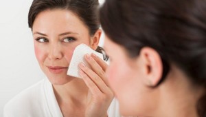 Pandie kruhy vám pridávajú roky navyše. Zbavte sa opuchov na očiach s pomocou týchto trikov