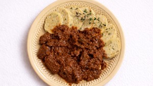 Divinový guláš s karlovarskými knedľami a džemovou omáčkou