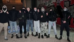 Šíria sa varovania o útočiacich neonacistoch v maskách. Polícia zatiaľ takéto oznamy neeviduje