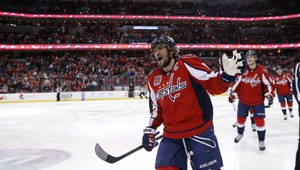 Pozor, puk vám letí medzi oči! Ale nie, to len Ovečkin zostrelil bránkovú kameru...