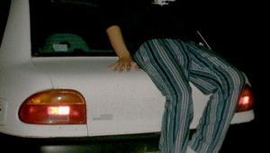 Okradnutý skočil zlodejom na kapotu auta