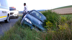 Bez vodičského a s alkoholom v krvi. S autom vyletel zo zákruty a skončil v priekope