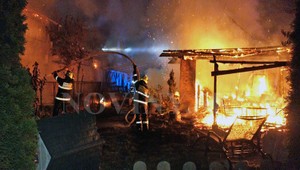 Veľký požiar v Dúbravici zničil dva rodinné domy. Hasiči bojovali s plameňmi až do rána
