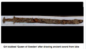 Nová švédska kráľovná zodvihla nad hlavu starodávny meč
