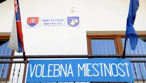 Voliť s pasom sa nedá, z odmeny za prácu v komisii sa odvody neplatia