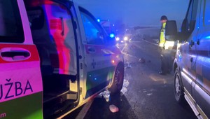 Tragická zrážka sanitky a auta. Vodič následkom zranení podľahol