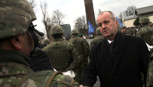 Armáda hľadá vojakov. Sľubujú kúpele, príspevky i trinásty plat. Podľa exministra to ale nestačí