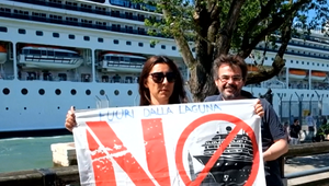 Monštrózne lode preč z Benátok! Tisíce demonštrantov zaplavilo ulice Benátok po nehode lode