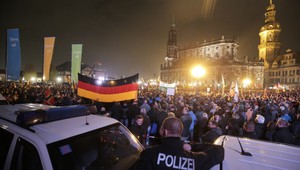 Masové zhromaždenia v Drážďanoch. Ľudia demonštrovali za aj proti migrácii