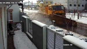 Cestári upratovali. Špinavým snehom a kamienkami zasypali dom aj auto