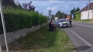 Dramatická naháňačka cez obce: Motorkár s alkoholom v krvi sa pred políciou ukryl v kroví