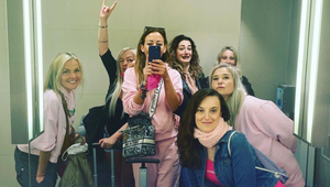 Hanychová to fakt spravila! Sedem neznámych žien pokope a prsia vonku!