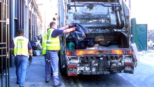 Smetiar zmlátil susedov, hrozí mu väzenie