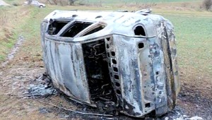 Policajt zachránil ženu (21) z horiaceho auta