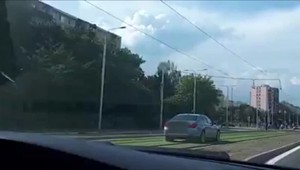 VIDEO: Luxusné auto sa hralo na električku