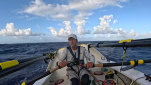 Preplával Atlantik pre Ukrajinu: Ruský lekár vesloval 5-tisíc kilometrov na pomoc zdravotníkom