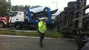 Na diaľnici havaroval kamión naložený autami