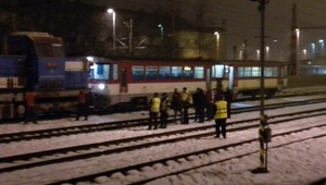 FOTO: Vo Zvolene došlo ku kolízii vlaku s rušňom. Zranilo sa asi 12 ľudí