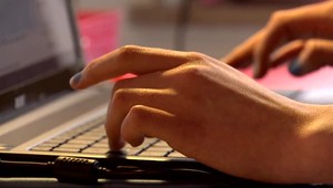 Európska únia chce na internete chrániť každú členskú krajinu pred dezinformáciami rovnako. Pripravuje zásadné pravidlá