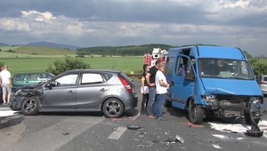 Hrozivá nehoda pri Zvolene: Havarovala dodávka s väzňami