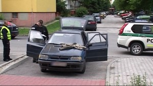 Zlatá dávka? Mŕtvy muž ležal v aute, našli pri ňom aj drogy