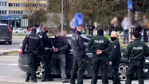 Policajná naháňačka cez tri okresy: Muža bez vodičáku zastavila až prasknutá pneumatika