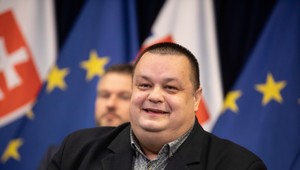 SNS prišla s výzvou na odvolanie Jána Mikasa. Opozícia vyzdvihuje jeho odbornosť