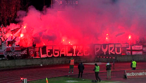 Futbal sa zmenil na bojisko, polícia postrelila fanúšika
