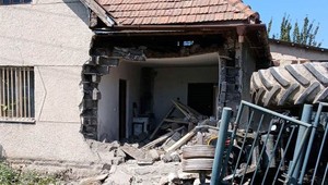 Vo Veľkých Uherciach narazil traktor do domu. Vybúral v ňom dieru