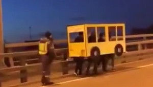 VIDEO: Muži chceli prejsť po moste, prezliekli sa za autobus