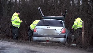 Poškodená, neopravená cesta si na svoje konto pripísal ďalšiu nehodu. Dvoch vodičov previezli do nemocnice
