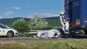 Na D2 sa zrazili dva kamióny s dodávkou. Jeden z vodičov je v kritickom stave