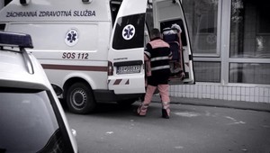 Išla nadojčiť svoje dieťa a už ho nedokázala prebrať. Záchranári bábätko oživovali dve hodiny