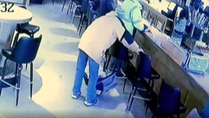 Muž išiel do baru, v mraze nechal v aute len dvojmesačné bábätko