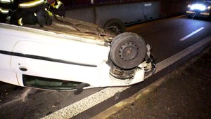 Pri nehode skončil na streche. V aute viezol aj 88-ročnú matku