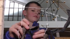 Má iba desať rokov a každý deň pomáha viazať siete pre vojakov